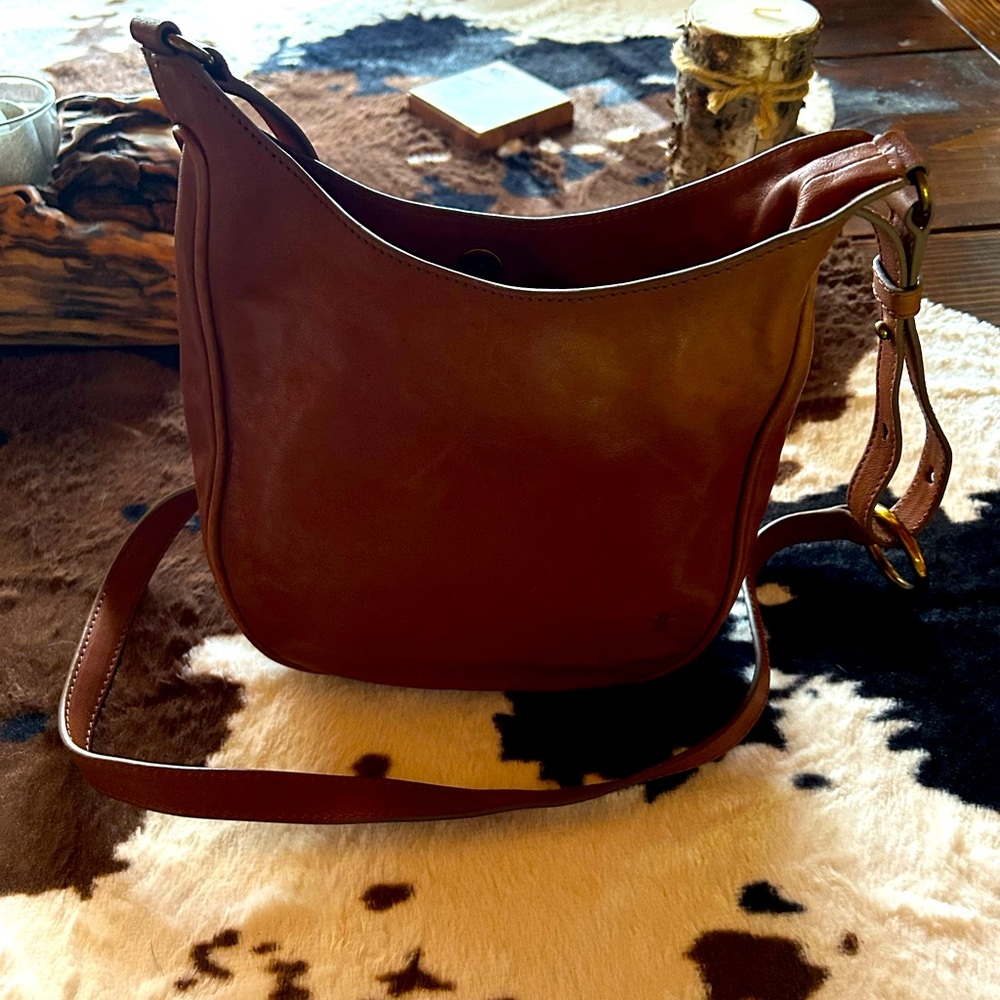Frye crossbody bag in good used condition. No flaws perfect bag